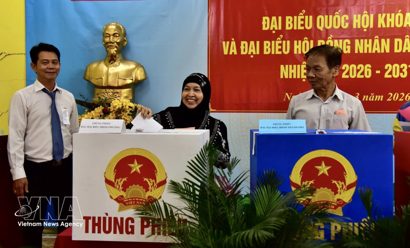 A Cham ethnic voter casts her ballot at Polling Station No. 26 in Gia Dinh ward, Ho Chi Minh City, on March 15. (Photo: VNA) 