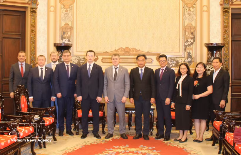 Officials of Ho Chi Minh City and the delegation of Perm Krai at the meeting on March 27 (Photo: VNA)