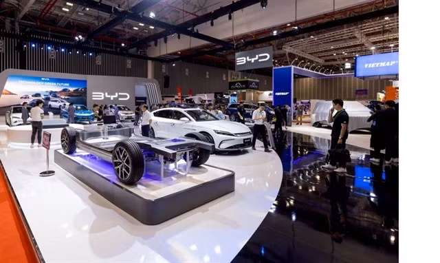 Visitors view BYD electric vehicles and technology at an auto exhibition in Vietnam. (Photo: vov.vn)