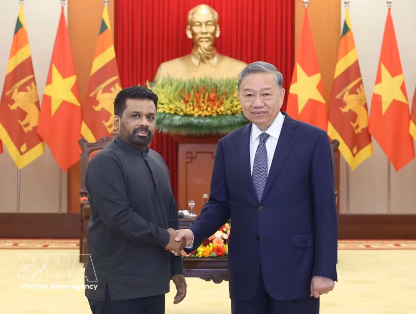 Party General Secretary To Lam (R) receives Sri Lankan President Anura Kumara Dissanayaka during the latter's state visit to Vietnam and attendance at the United Nations Day of Vesak on May 4, 2025. (Photo: VNA)