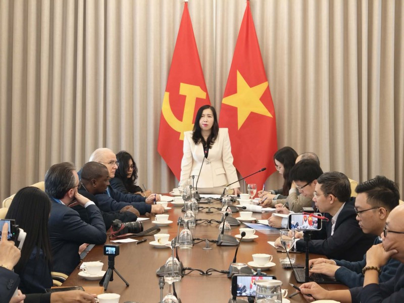 Deputy Minister of Foreign Affairs Le Thi Thu Hang welcomes journalists and updates them on a number of achievements Vietnam has attained in recent years. (Photo: Ministry of Foreign Affairs)