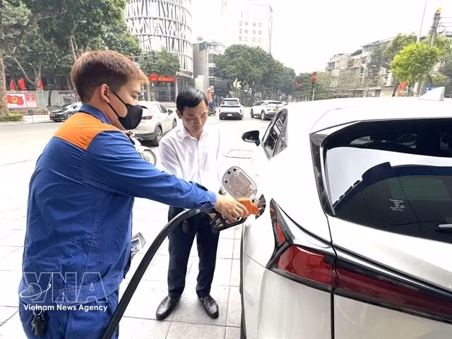 A petrol station in Hanoi (Photo: VNA)