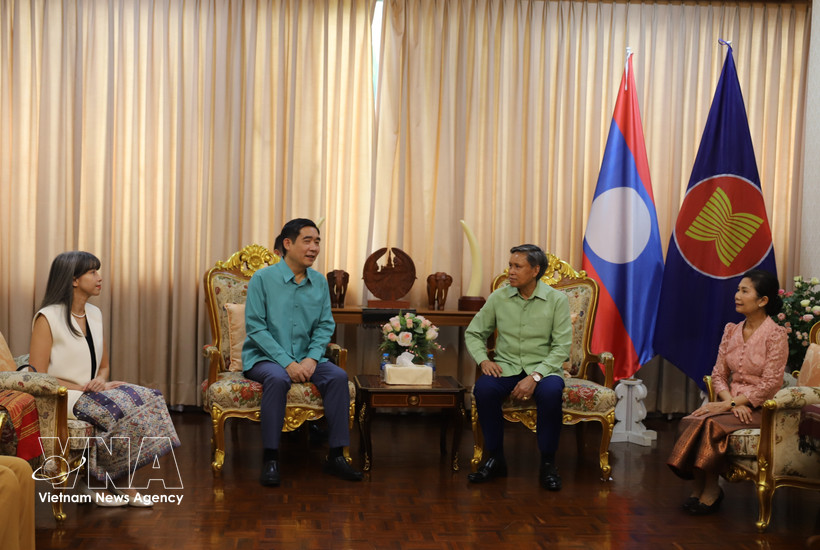 Vietnamese Ambassador to Thailand Pham Viet Hung (left) extends Bunpimay New Year greetings to Lao Ambassador Sisavath Inphachanh. (Photo: VNA)