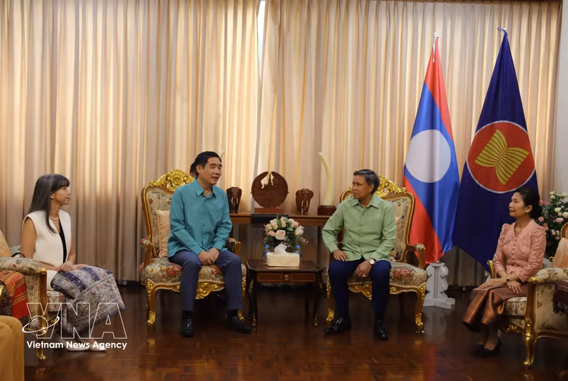 Vietnamese Ambassador to Thailand Pham Viet Hung (left) extends Bunpimay New Year greetings to Lao Ambassador Sisavath Inphachanh. (Photo: VNA)