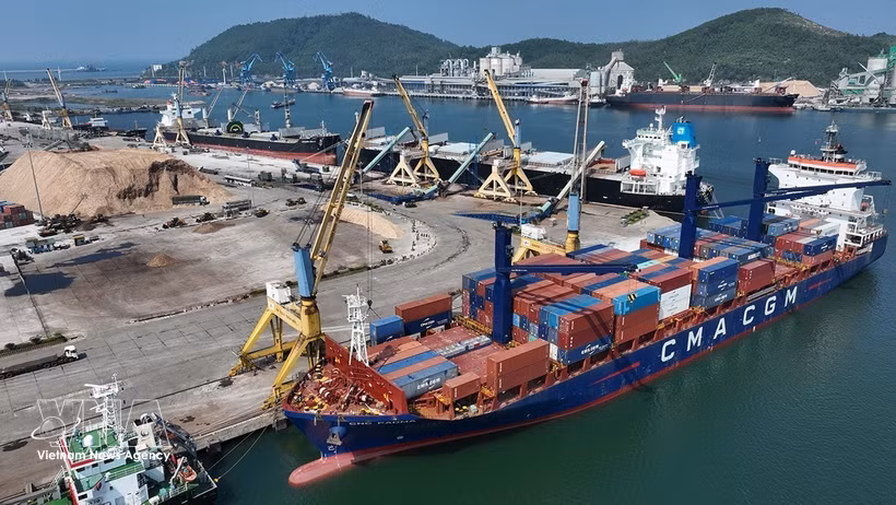 Containers are unloaded at Nghi Son International Port in Nghi Son ward, Thanh Hoa province. (Photo: VNA)