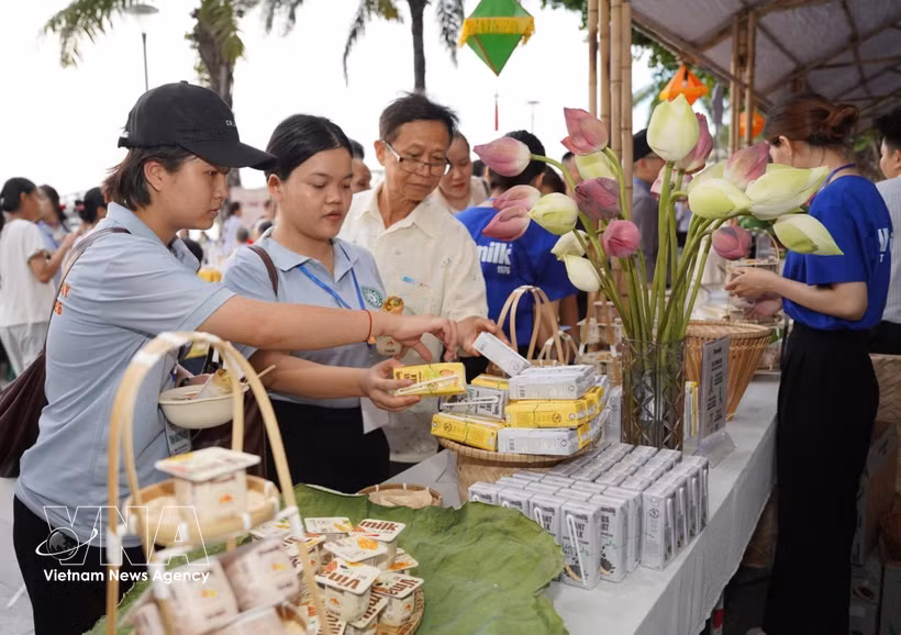 The Hue Vegetarian Food Festival 2026 attracts crowds. (Photo: VNA)