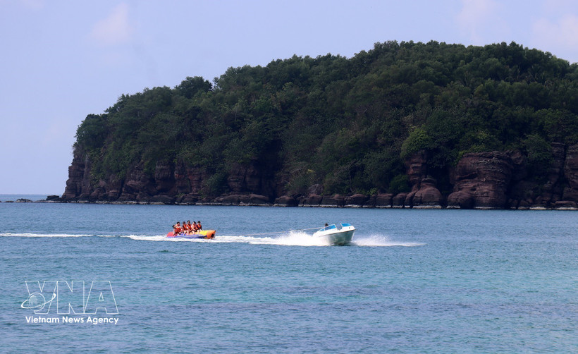Tourists enjoy water sports off the coast of Phu Quoc (Photo: VNA) 