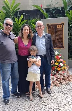 Secretary-General of the Brazil-Vietnam Friendship Association Pedro Oliveira, together with his daughter and granddaughter at the memorial site dedicated to President Ho Chi Minh in Rio de Janeiro. (Photo: Brazil-Vietnam Friendship Association) 
