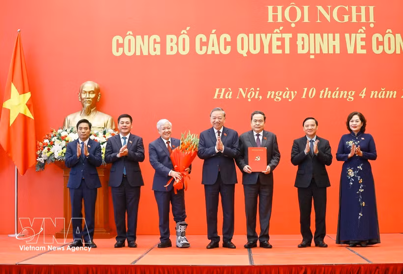 Party General Secretary and State President To Lam (C) presents the Politburo’s decision on the appointment of the NA Party Committee, its Standing Board, Secretary and Deputy Secretaries of the NA Party Committee for the 2025–2030 term to NA Chairman Tran Thanh Man (third from right) and Vice Chairpersons. (Photo: VNA)