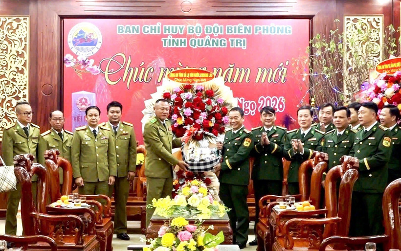 Officers of the public security forces of Salavan, Khammuon and Savannakhet provinces extend New Year greetings to officers and soldiers of the Quang Tri provincial Border Guard Command (Photo: VNA)