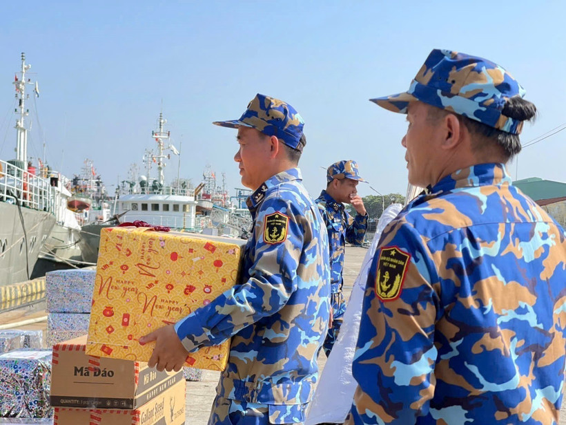 Transporting Tet gifts onto the ship (Photo: VNA)