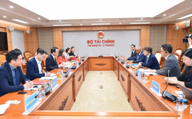 An overview of the working session between Deputy Finance Minister Tran Quoc Phuong and Kim Dongil, Director of ADB representing the Republic of Korea, Papua New Guinea, Sri Lanka, Taipei (China), Uzbekistan, Vanuatu and Vietnam. (Photo: Ministry of Finance)