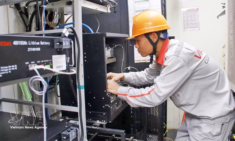 A technician from Viettel Bac Ninh examines equipment at a 5G base transceiver station. (Photo: VNA)