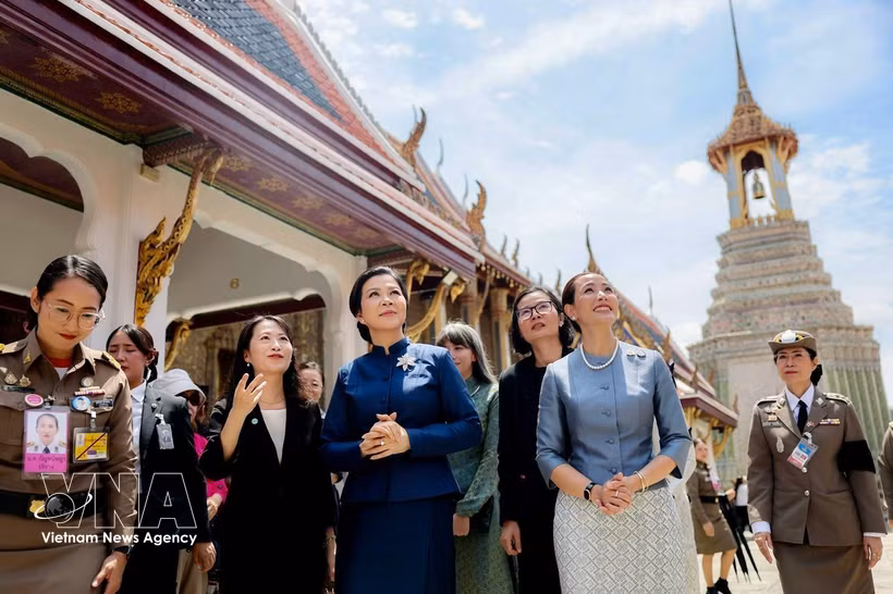 Vietnamese Party General Secretary and State President To Lam's spouse Ngo Phuong Ly (C) and Thananon Charnvirakul, spouse of Prime Minister Anutin Charnvirakul, visit historical sites within the grounds of the Thai Grand Palace. (Photo: VNA)