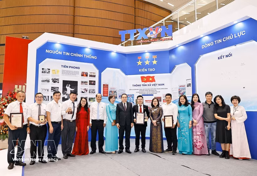 National Assembly Chairman Tran Thanh Man (9th from right) poses for a photo with VNA leaders and authors whose works win awards at the 20th National Press Awards. (Photo: VNA) 