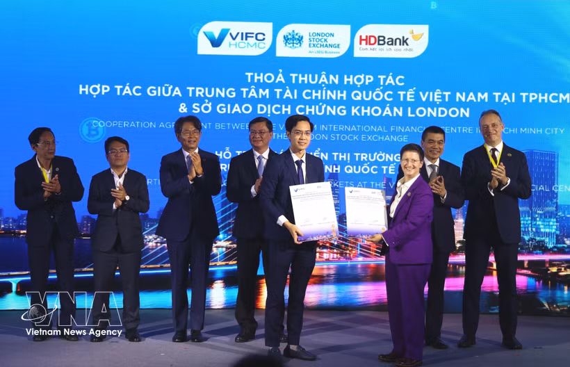 The cooperation agreement exchanged between the Vietnam International Financial Centre in Ho Chi Minh City and the London Stock Exchange on the development of capital markets within the VIFC- HCMC. (Photo: VNA)