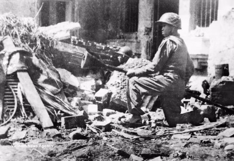 Soldier Tran Thanh, a member of the Hoang Dieu Citadel National Salvation Youth Union, carries a lunge mine to destroy enemy tank on the streets of Hanoi on December 23, 1946, during the early days of the nationwide resistance war. (File photo: VNA)
