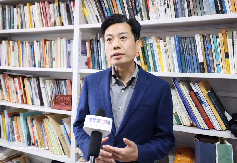 Professor Cui Shoujun of the School of International Studies at Renmin University of China in an interview with the Vietnam News Agency (VNA)'s reporters. (Photo: VNA)