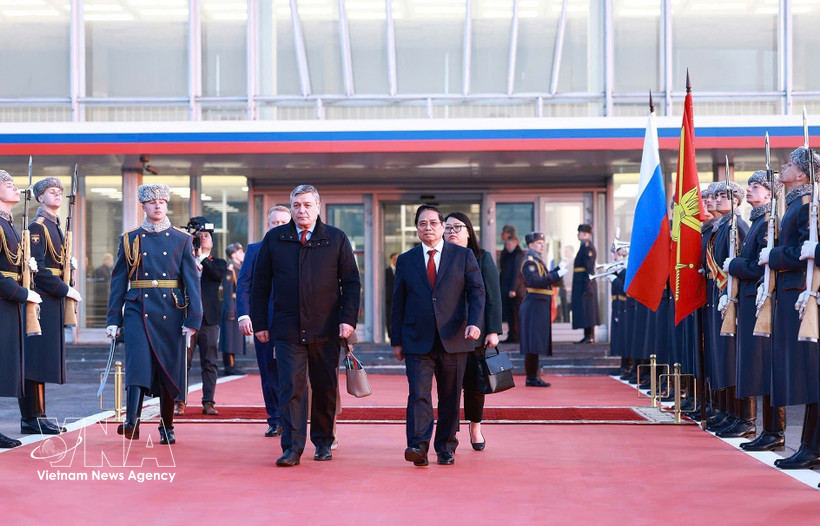 Prime Minister Pham Minh Chinh (R) is seen off at Vnukovo-2 Airport in Moscow on March 25 afternoon. (Photo: VNA)
