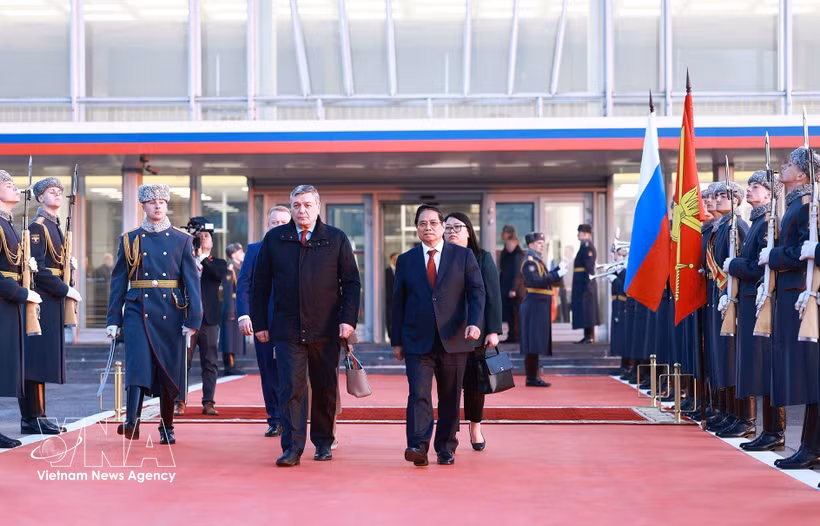 Prime Minister Pham Minh Chinh (R) is seen off at Vnukovo-2 Airport in Moscow on March 25 afternoon. (Photo: VNA)