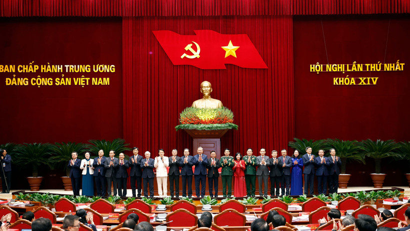 Party General Secretary To Lam and members of the Politburo and the Secretariat of the 14th Party Central Committee make their debut at the first session of the 14th Party Central Committee. (Photo: VNA)