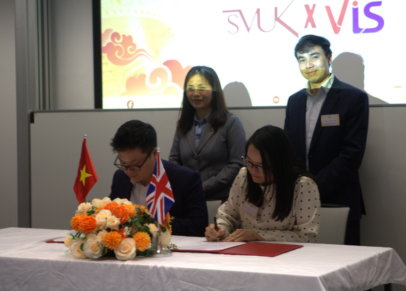 Representatives of the Vietnamese Student Association in the UK (SVUK) and the Vietnam Intellectual Society in the UK and Ireland (VIS) sign the MoU to launch “Vietnam – UK Talent Bank”. (Photo published by VNA)