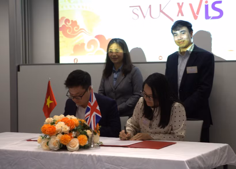Representatives of the Vietnamese Student Association in the UK (SVUK) and the Vietnam Intellectual Society in the UK and Ireland (VIS) sign the MoU to launch “Vietnam – UK Talent Bank”. (Photo published by VNA)