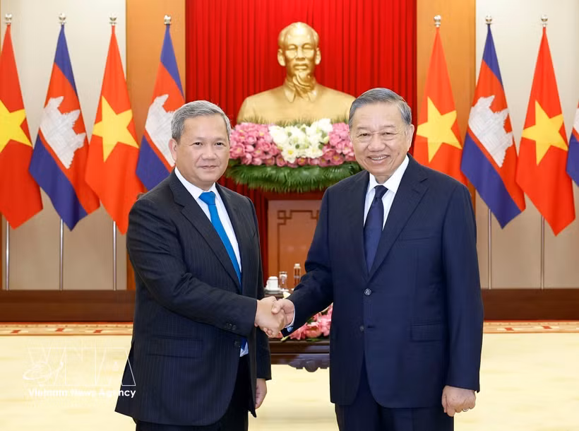 Party General Secretary and State President To Lam (R) receives Cambodian Prime Minister Hun Manet in Hanoi on June 9. (Photo: VNA)