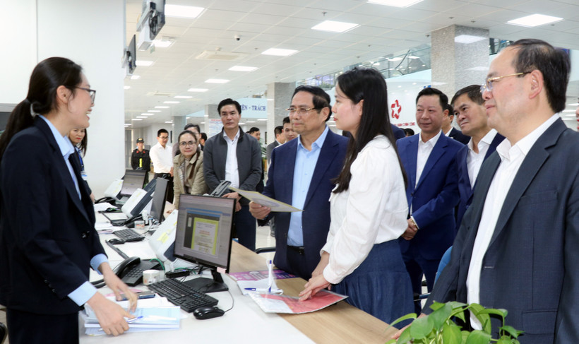 Prime Minister Pham Minh Chinh (in blue shirt) visits the Quang Ninh Public Administration Service Centre (Photo: VNA)