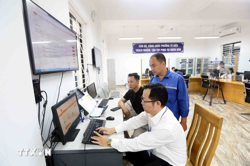 Staff of the Public Administration Service Centre of To Hieu ward, Son La province, handle administrative procedures for local residents. (Photo: VNA) 