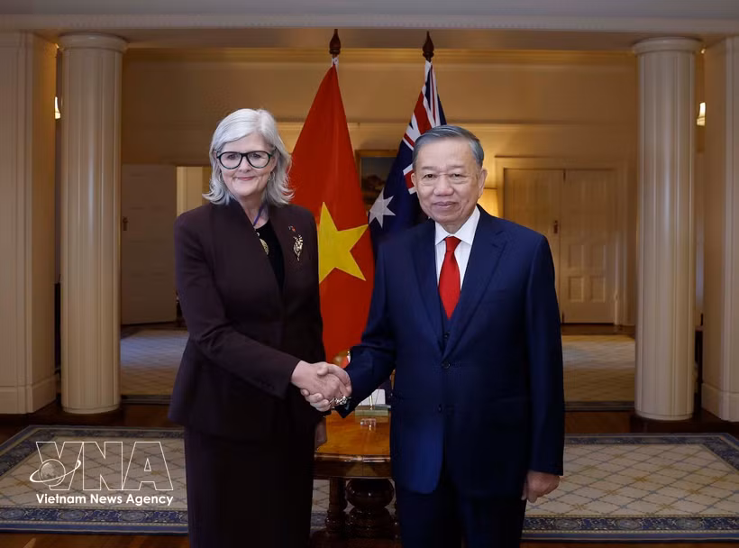 Party General Secretary and President To Lam (R) and Australian Governor-General Sam Mostyn at the welcome ceremony in Canberra on the morning of August 11. (Photo: VNA) 