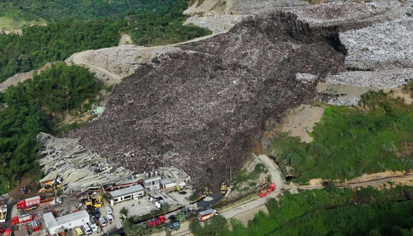 a landslide occurs at a landfill site in Cebu on January 8 (Photo: nbcnews.com)