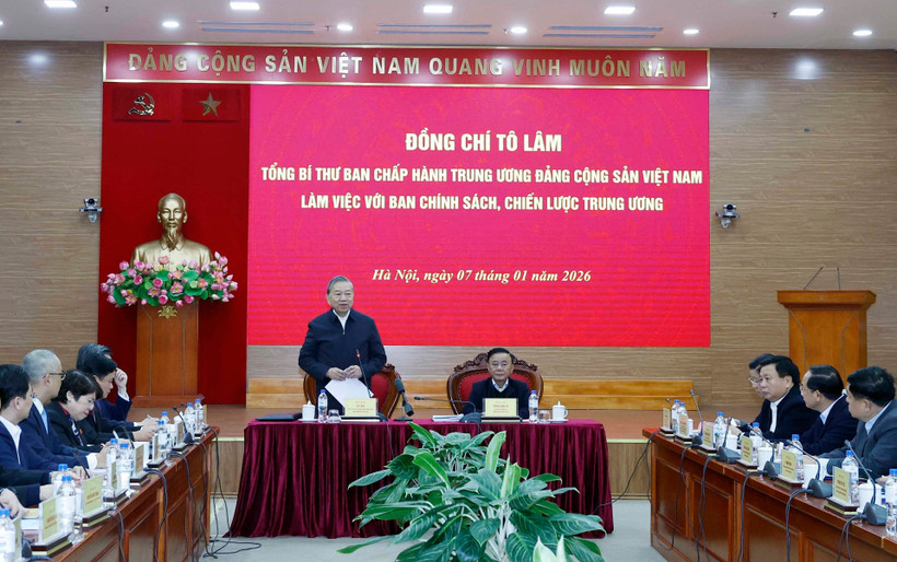 Party General Secretary To Lam holds a working session with the Party Central Committee's Commission for Policies and Strategies on January 7. (Photo: VNA)