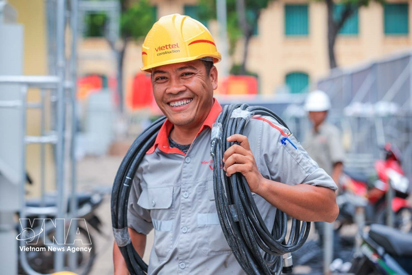 The joy of Bui Duc Nam, a technician at the Viettel construction branch in Hanoi under the Viettel Construction Joint Stock Corporation (Photo: VNA) 