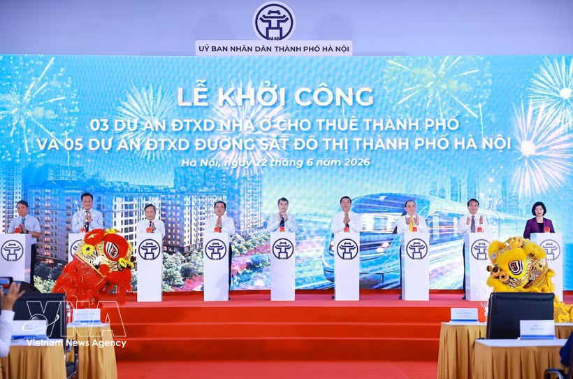 Prime Minister Le Minh Hung (C) and other delegates at the ground-breaking ceremony of the three large-scale rental housing projects and five metro line projects in Hanoi. (Photo: VNA)