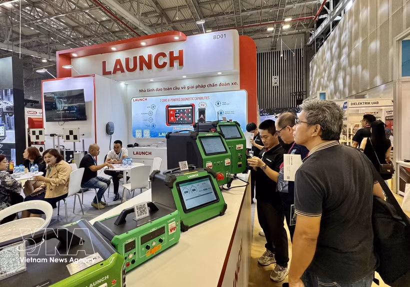 Visitors explore smart electronic devices on display at the exhibition. (Photo: VNA)