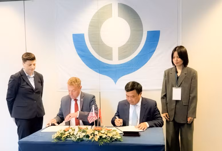 Director of the Vietnamese Department of Customs Nguyen Van Tho and US Customs Commissioner Rodney Scott sign the Memorandum of Cooperation. (Photo: VGP) 