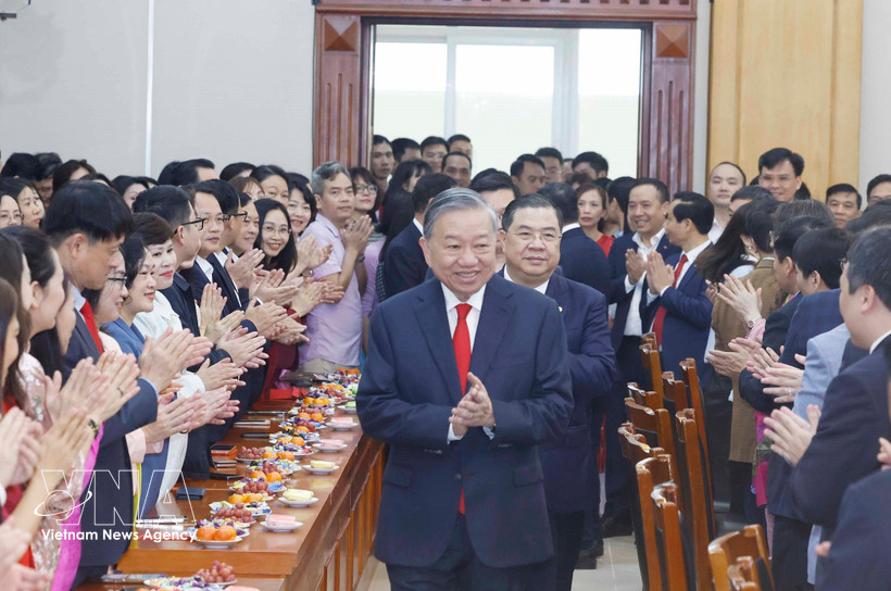 Party General Secretary To Lam is welcomed by staff of the Party Central Committee’s Office (Photo: VNA)