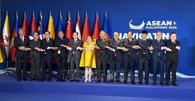 Vietnamese Foreign Minister Le Hoai Trung (fifth from left) poses for a group photo with ASEAN foreign ministers ahead of the ASEAN Foreign Ministers’ Retreat in Cebu, the Philippines. (Photo: VNA)