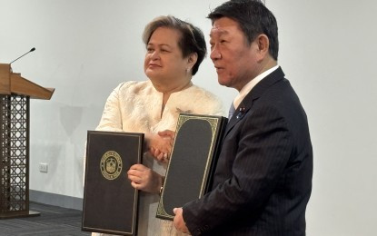 Philippine Secretary of Foreign Affairs Theresa Lazaro (L) and Japanese Foreign Minister Motegi Toshimitsu sign the Acquisition and Cross Servicing Agreement (ACSA) (Photo: pna.gov.ph)