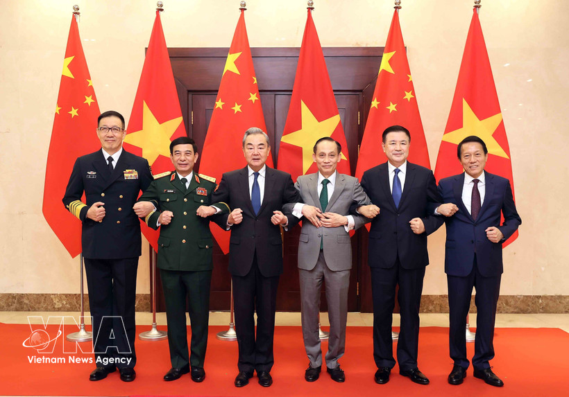 Vietnamese and Chinese ministers pose for a photo at the first ministerial-level Strategic Dialogue among their foreign affairs, defence and public security ministries. (Photo: VNA)