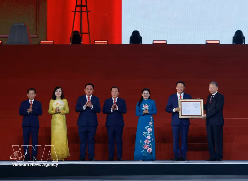 Party General Secretary and State President To Lam (first, right) presents the National Assembly’s resolution on the establishment of Dong Nai city to local officials at the ceremony on May 18, 2026. (Photo: VNA) 