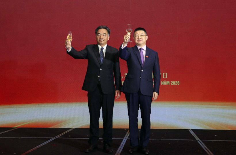 Permanent Vice Chairman of the Ho Chi Minh City People’s Committee Nguyen Loc Ha (L) and Chinese Consul General in Ho Chi Minh City Tang Li congratulate the 76th anniversary of the establishment of Vietnam–China diplomatic relations. (Photo: VNA)
