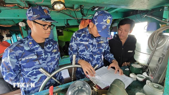 Officers of the Vietnam Coast Guard Region 2 Command step up communications efforts to encourage fishermen to comply with anti-IUU fishing regulations. (Photo: VNA) 