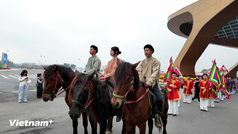 “Bach Hoa Bo Hanh” parade at the Glorious Spring Fair 2026 (Photo: VNA)