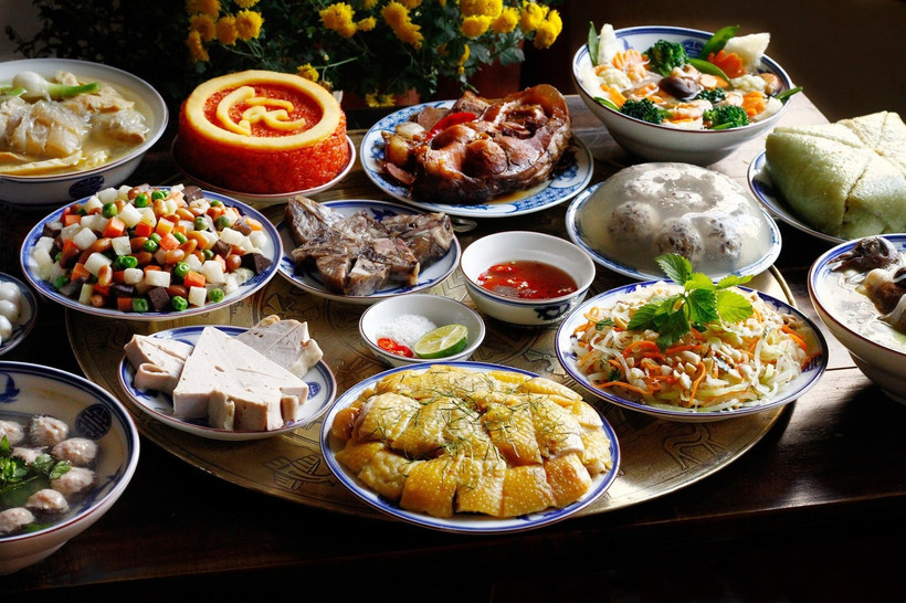 As Lunar New Year approaches, videos guiding viewers on how to prepare a traditional Tet feast attract increasing numbers of likes and comments. (Photo: tienphong.vn)