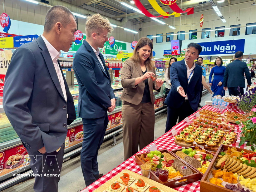 Delegates taste UK food (Photo: VNA)