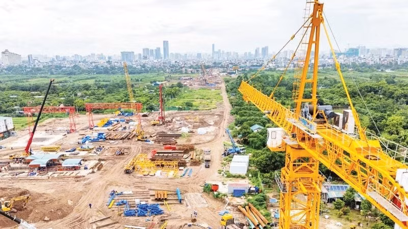 Construction is underway at the Tu Lien Bridge project in Hanoi. (Photo: nhandan.vn)