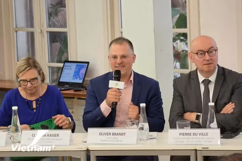 Oliver Brandt (centre), Director of the Goethe-Institut Hanoi, meets with the press. (Photo: VietnamPlus)