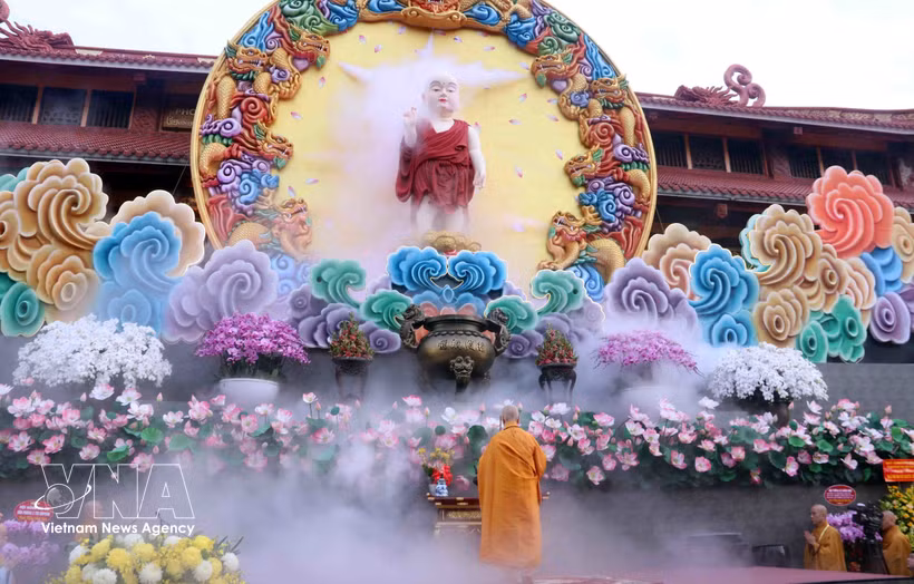 Most Venerable Thich Tri Quang, Supreme Patriarch of the VBS Patronage Council, offers incense before the statue of the Buddha at birth during the Vesak celebration on May 31. (Photo: VNA)